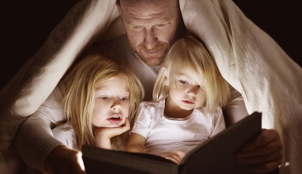 Rituale im Alltag wie das Vorlesen geben Kindern Sicherheit
