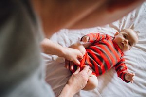 Babykleider anziehen ohne Geschrei