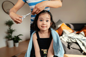 Kindern die Haare schneiden: So gelingt der Kinderhaarschnitt