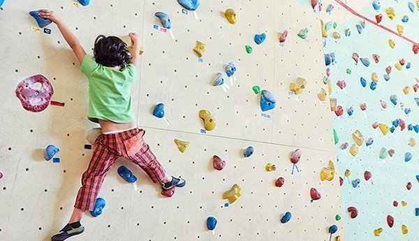A escalada não só reforça a mobilidade das crianças, mas também a sua resistência.
