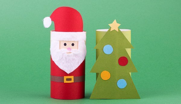 Divertente decorazione natalizia fatta con rotoli di carta igienica