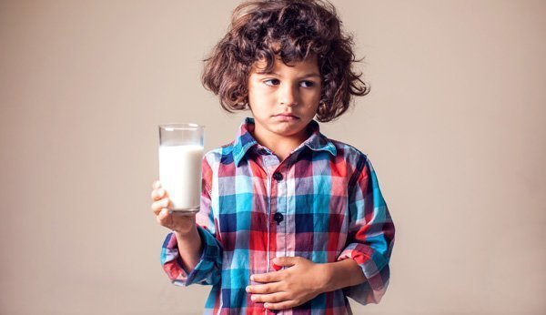 Com a intolerância à lactose, muitas crianças sofrem de dor abdominal.