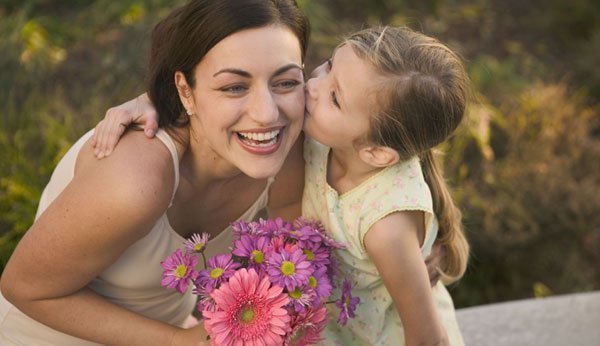 Muttertag: Müttern freuen sich über Geschenke, die von Herzen kommen
