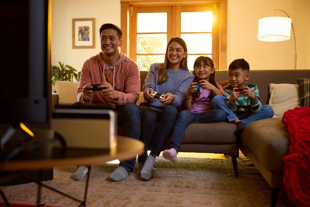 Familie auf Couch spielt Nintendo Switch
