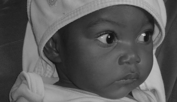 Das Waisenkind Nuru starb an Weihnachten. Nun schenkt die Nuru-Stiftung der Schweizerin Milena Schaller Familien in Tansania Hoffnung.