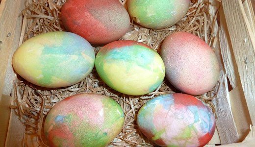 Teinture d'œufs avec du papier de soie