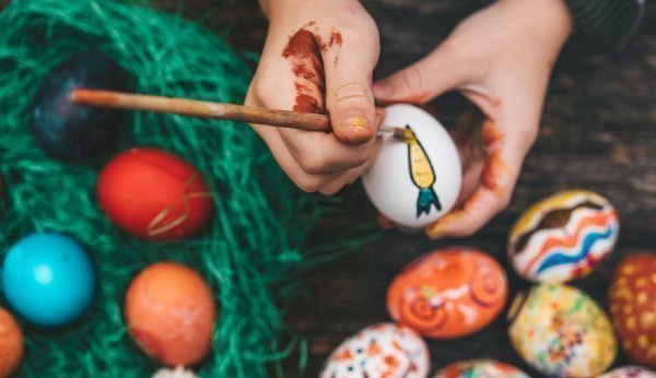 Peindre des œufs de Pâques à la main avec un pinceau