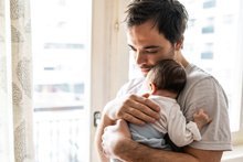 Postnatale Depression: Wenn junge Väter psychisch aus der Balance geraten