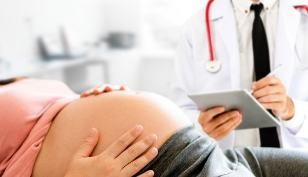 Femme enceinte lors d'un examen chez le médecin: diagnostic prénatal