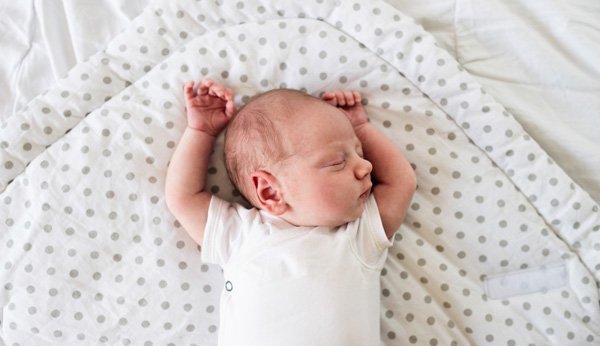Ein Säugling sollte im ersten Lebensjahr nicht auf dem Bauch schlafen
