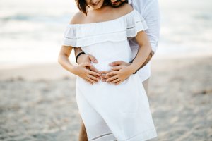 Schwangerschaftsfotos selber machen oder beim Fotografen bestellen?