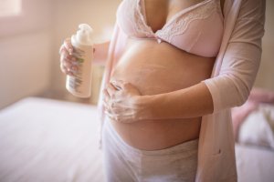 Ungeliebte Begleiter: Das hilft gegen Schwangerschaftsstreifen
