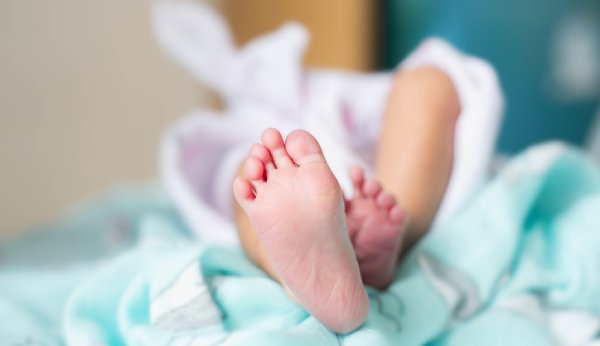 SSW25: Dans le cas d'une naissance prématurée, le bébé est placé dans la couveuse.