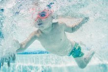 Spass im Wasser: Mit diesen Tipps lernt Ihr Kind richtig schwimmen