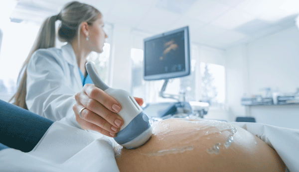Sternengucker-Baby: Ärztin kontrolliert im Ultraschall die Lage des Embryo.