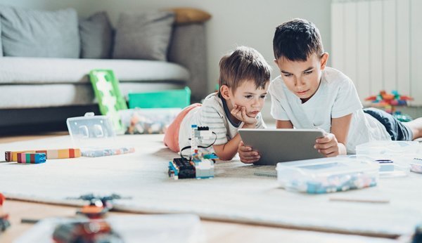 Kindersicheres Internet - zwei Brüder spielen mit Tablet