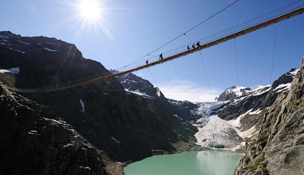 A Ponte Trift no Mundo Grimsel é uma das pontes suspensas mais espectaculares da Suíça.