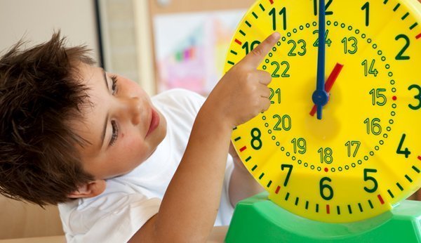 Lernuhr Uhr Zahlen Holz Kinder Zeiger Uhrzeit Zeit Spiel Stunden Minuten lernen 