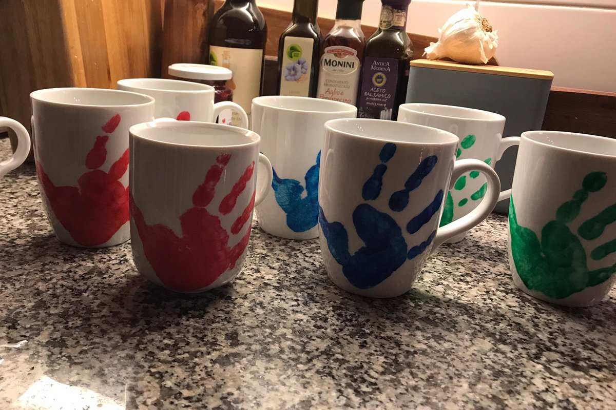 Tassen mit Handabdrücken sind schöne Weihnachtsgeschenke von Kindern
