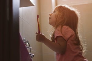 Wie Kinder richtig Zähneputzen: Von der richtigen Bürste bis zur Technik