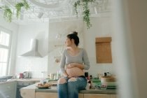 Diese 8 Lebensmittel sind während der Schwangerschaft tabu
