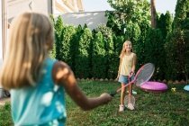 Ab nach draussen: Die schönsten Outdoor-Sportarten für Kinder