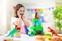 Die Dinos sind los! Spiele, Deko und Kuchen für den Kindergeburtstag mit Dinosaurier-Motto