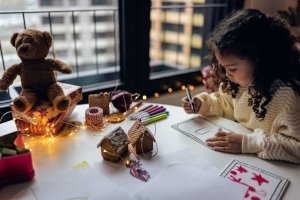Handgemachte Adventsgrüsse: Weihnachtskarten basteln mit Kindern