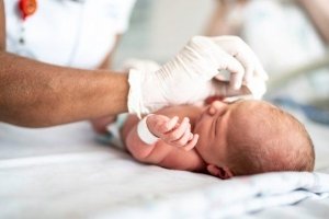 Bakterien fürs Neugeborene: Ist Vaginal Seeding mehr als ein Trend?