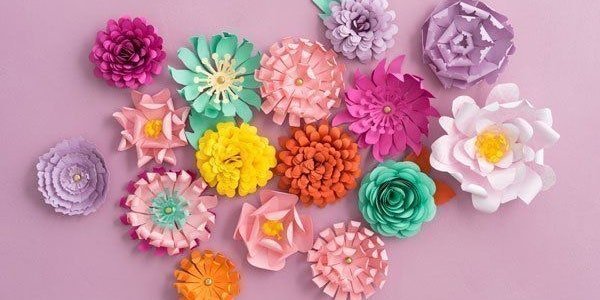 Blumen selbstgemacht aus Papier in allen Farben