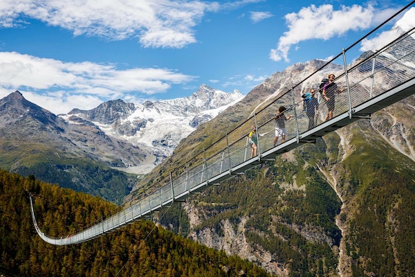 Eine Familie läuft über die längste Hängebrücke der Alpen.