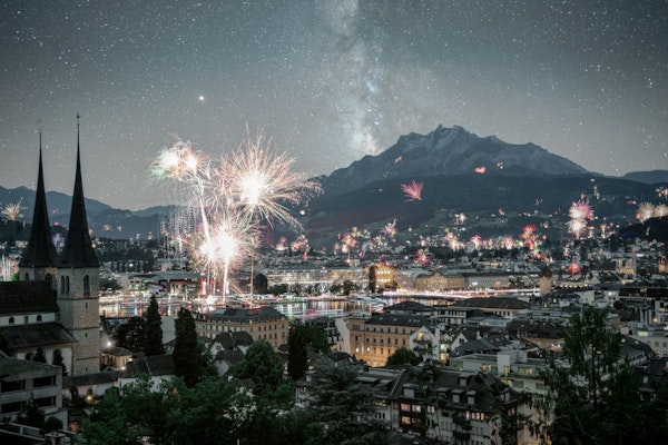 Luzern am Nationalfeiertag der Schweiz mit vielen Feuerwerken und dem Pilatus im Hintergrund.
