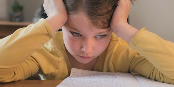 Kinder mit Legasthenie erleben oft Frustration bei den Hausaufgaben. 