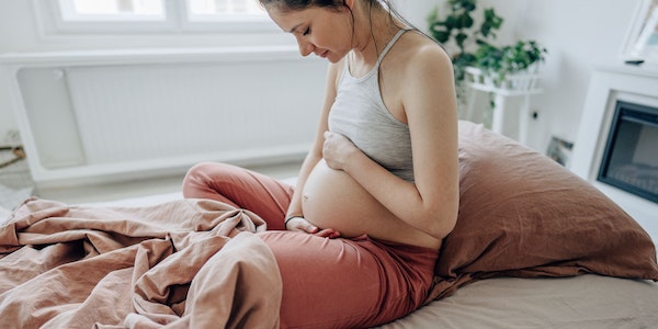 Besonders in der ersten Schwangerschaft kann es schwierig sein, die ersten Geburtsanzeichen zu erkennen.