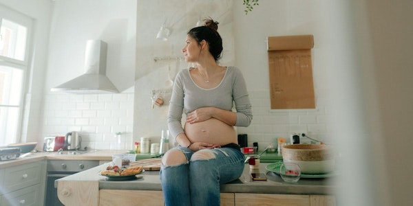 Auf einige Lebensmittel solltest du während der Schwangerschaft verzichten. 