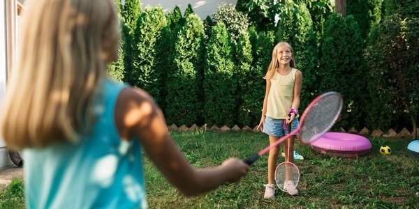 Federball ist ein toller Sport, bei dem sich die Kinder auch im Garten austoben können. 