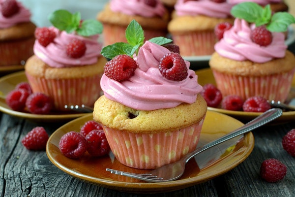 Cupcakes aux framboises avec un gelée de framboises.
