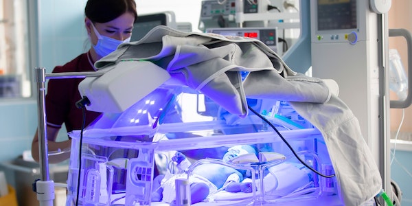 Frühgeborene Babys sind auf intensivmedizinische Hilfe angewiesen.