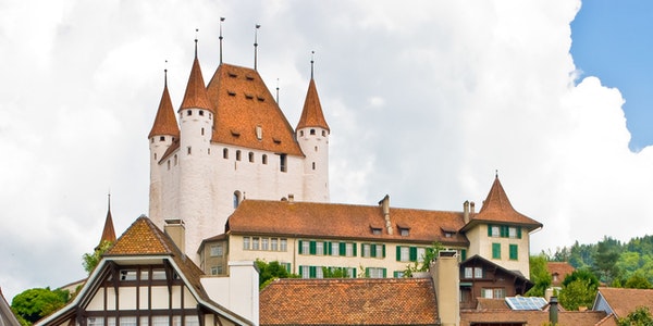 Das Schloss Thun thront über der Altstadt.