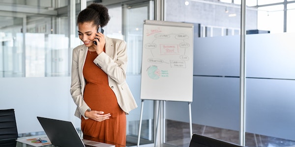 Für Schwangere gelten am Arbeitsplatz spezielle Regeln. 