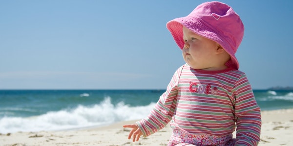 So kann ein ideales Sonnenoutfit für dein Baby aussehen.