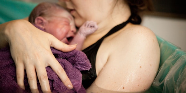 Eine Wassergeburt kann dem Baby einen sanften Start ins Leben ermöglichen. 