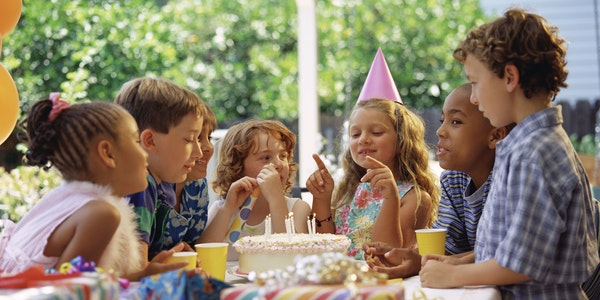 Um den Geburtstag mit allen Freundinnen und Freunden gebührend feiern zu können, ist eine coole Einladung das A und O.
