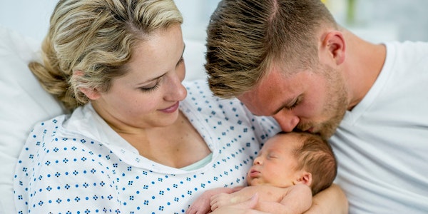 Die Geburt mitzuerleben kann die Bindung zum Baby stärken. 