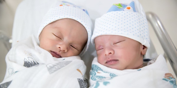 Neugeborene Zwillinge