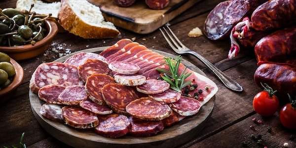 Verarbeitetes Fleisch wie Salami kann Bakterien enthalten. 