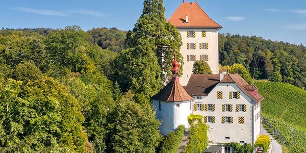 Das Schloss Heidegg verzaubert mitten im Grünen. 