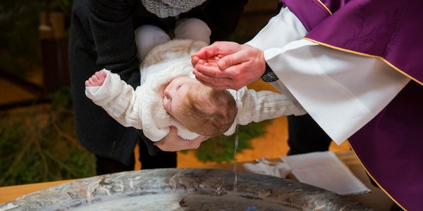 Baby wird katholisch getauft