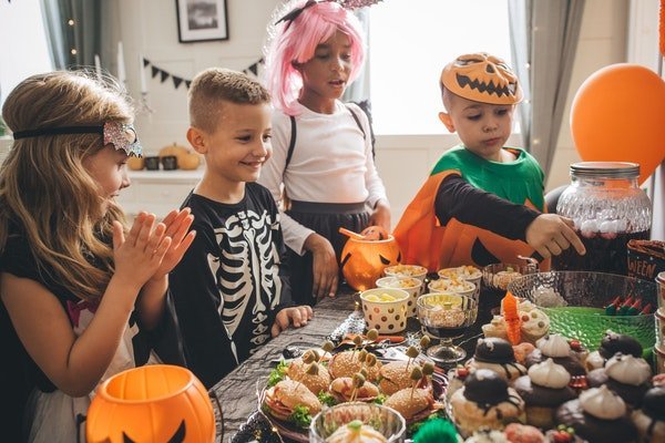 Auch Halloween eignet sich perfekt als Motto für Kindergeburtstage.