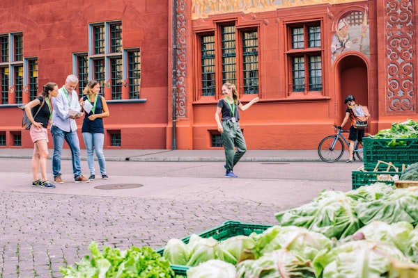 Auf dem Marktplatz beim Rathaus suchen Teilnehmende des Foxtrails hinter dem Gemüsestand ihren weiteren Weg.